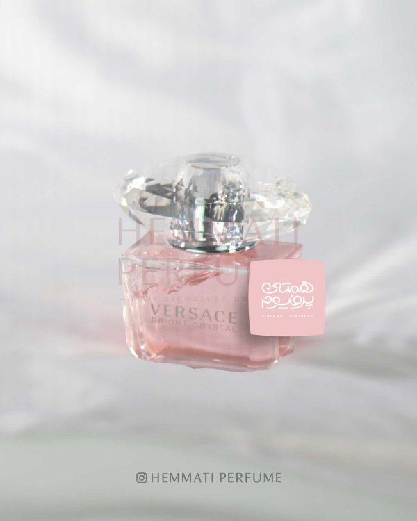 ورساچه برایت کریستال ( صورتی ) | VERSACE - Bright Crystal / گروه بویایی :  گُل‌دار میوه‌ای (Floral fruity) / طبع : خنک/ نام برند : ورساچه / کشور مبدأ : ایتالیا / غلظت : ادو تویلت مناسب برای : خانم ها / مناسب فصل : چهار فصل / اسانس اولیه : انار ، یوزو ، آب/ اسانس میانی : گل صدتومانی، مگنولیا ، نیلوفر آبی / اسانس پایه :مشک ، کهربا، چوب ماهون