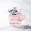 ورساچه برایت کریستال ( صورتی ) | VERSACE - Bright Crystal / گروه بویایی :  گُل‌دار میوه‌ای (Floral fruity) / طبع : خنک/ نام برند : ورساچه / کشور مبدأ : ایتالیا / غلظت : ادو تویلت مناسب برای : خانم ها / مناسب فصل : چهار فصل / اسانس اولیه : انار ، یوزو ، آب/ اسانس میانی : گل صدتومانی، مگنولیا ، نیلوفر آبی / اسانس پایه :مشک ، کهربا، چوب ماهون