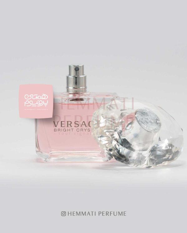 ورساچه برایت کریستال ( صورتی ) | VERSACE - Bright Crystal / گروه بویایی :  گُل‌دار میوه‌ای (Floral fruity) / طبع : خنک/ نام برند : ورساچه / کشور مبدأ : ایتالیا / غلظت : ادو تویلت مناسب برای : خانم ها / مناسب فصل : چهار فصل / اسانس اولیه : انار ، یوزو ، آب/ اسانس میانی : گل صدتومانی، مگنولیا ، نیلوفر آبی / اسانس پایه :مشک ، کهربا، چوب ماهون