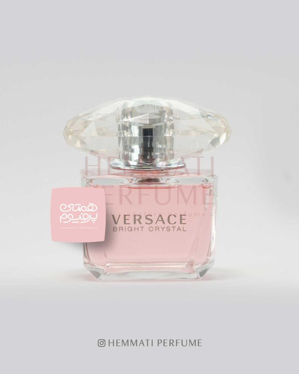 ورساچه برایت کریستال ( صورتی ) | VERSACE - Bright Crystal / گروه بویایی :  گُل‌دار میوه‌ای (Floral fruity) / طبع : خنک/ نام برند : ورساچه / کشور مبدأ : ایتالیا / غلظت : ادو تویلت مناسب برای : خانم ها / مناسب فصل : چهار فصل / اسانس اولیه : انار ، یوزو ، آب/ اسانس میانی : گل صدتومانی، مگنولیا ، نیلوفر آبی / اسانس پایه :مشک ، کهربا، چوب ماهون