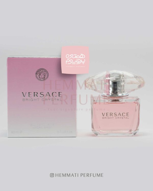 ورساچه برایت کریستال ( صورتی ) | VERSACE - Bright Crystal / گروه بویایی :  گُل‌دار میوه‌ای (Floral fruity) / طبع : خنک/ نام برند : ورساچه / کشور مبدأ : ایتالیا / غلظت : ادو تویلت مناسب برای : خانم ها / مناسب فصل : چهار فصل / اسانس اولیه : انار ، یوزو ، آب/ اسانس میانی : گل صدتومانی، مگنولیا ، نیلوفر آبی / اسانس پایه :مشک ، کهربا، چوب ماهون