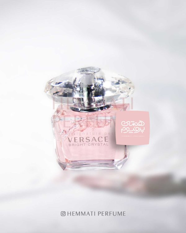 ورساچه برایت کریستال ( صورتی ) | VERSACE - Bright Crystal / گروه بویایی :  گُل‌دار میوه‌ای (Floral fruity) / طبع : خنک/ نام برند : ورساچه / کشور مبدأ : ایتالیا / غلظت : ادو تویلت مناسب برای : خانم ها / مناسب فصل : چهار فصل / اسانس اولیه : انار ، یوزو ، آب/ اسانس میانی : گل صدتومانی، مگنولیا ، نیلوفر آبی / اسانس پایه :مشک ، کهربا، چوب ماهون