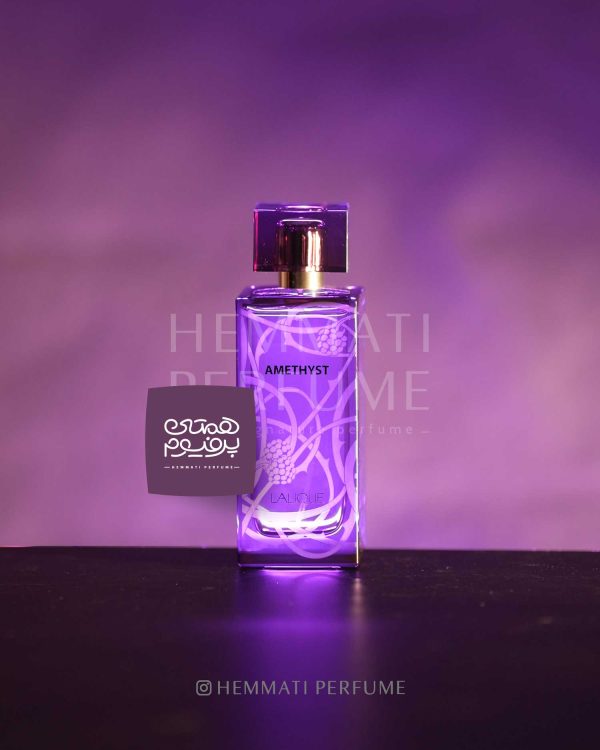 لالیک آمیتیس | LALIQUE - Amethyst / گروه بویایی :  گُل‌دار میوه‌ای (Floral fruity) / طبع : معتدل / نام برند : لالیک / کشور مبدأ : فرانسه / غلظت : ادو پرفبوم مناسب برای : خانم ها / مناسب فصل : چهار فصل / اسانس اولیه : انگور فرنگی سیاه، بلوبری، توت سیاه، شاه توت، توت فرنگی / اسانس میانی : رز ، گل یلانگ ، فلفل ، گل صدتومانی / اسانس پایه : مشک ، وانیل ، روایح چوبی