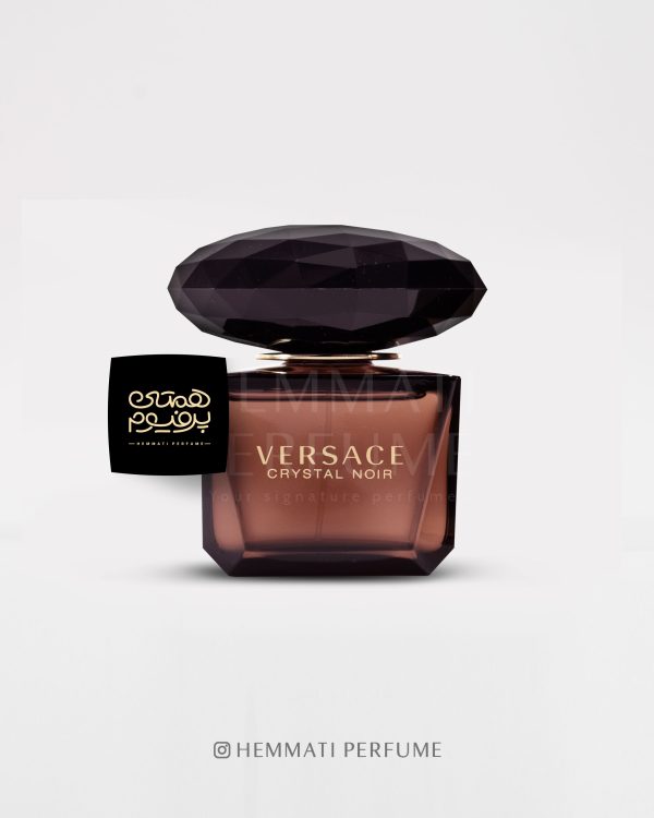 ورساچه برایت کریستال ( صورتی ) | VERSACE - Bright Crystal / گروه بویایی : شرقی گُل‌دار (Oriental Floral) / طبع : گرم / نام برند : ورساچه / کشور مبدأ : ایتالیا / غلظت :ادو پرفیوم مناسب برای : بانوان / مناسب فصل : پاییز ، زمستان / اسانس اولیه: هل ، زنجبیل ، فلفل / اسانس میانی : گاردنیای یاسمنی، نارگیل ، شکوفه پرتقال ، گل صدتومانی / اسانس پایه : مشک ، کهربا، چوب صندل سفید
