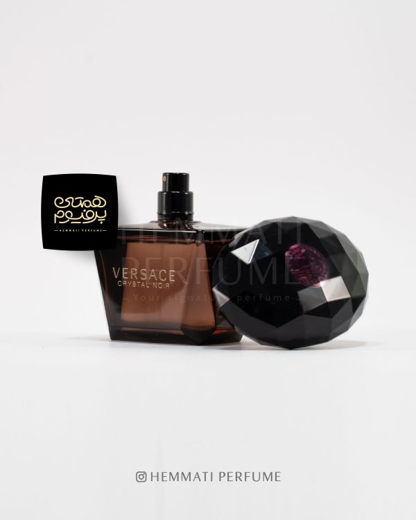 ورساچه برایت کریستال ( صورتی ) | VERSACE - Bright Crystal / گروه بویایی : شرقی گُل‌دار (Oriental Floral) / طبع : گرم / نام برند : ورساچه / کشور مبدأ : ایتالیا / غلظت :ادو پرفیوم مناسب برای : بانوان / مناسب فصل : پاییز ، زمستان / اسانس اولیه: هل ، زنجبیل ، فلفل / اسانس میانی : گاردنیای یاسمنی، نارگیل ، شکوفه پرتقال ، گل صدتومانی / اسانس پایه : مشک ، کهربا، چوب صندل سفید